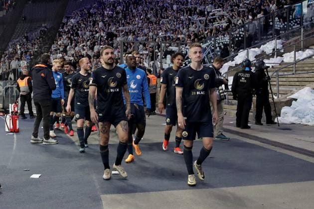 12.04.2024, xtgx, Fussball 2. Bundesliga, Hertha BSC - FC Hansa Rostock emspor, v.l. Spieler von Hansa Enttäuscht enttaeuscht traurig frustriert ratlos (DFL DFB REGULATIONS PROHIBIT ANY USE OF PHOTOGRAPHS as IMAGE SEQUENCES and or QUASI-VIDEO) Berlin