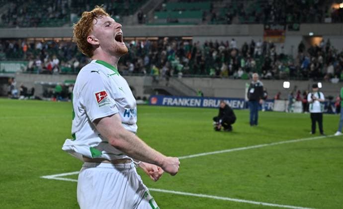 12.04.2024 - Fussball - Saison 2023 2024 - 2. Fussball - Bundesliga - 29. Spieltag: SpVgg Greuther Fürth ( Kleeblatt ) - 1. FC Kaiserslautern Lautern FCK ( Rote Teufel ) - Sportfoto Zink - xwoxzix - DFL regulations prohibit any use of photographs as image sequences and or quasi-video - only for editorial use - Robert Wagner (22, SpVgg Greuther Fürth ) Jubel Freude nach Spielende
