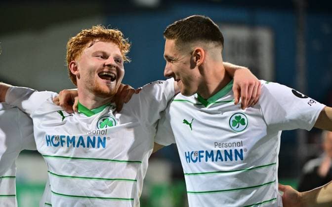 12.04.2024 - Fussball - Saison 2023 2024 - 2. Fussball - Bundesliga - 29. Spieltag: SpVgg Greuther Fürth ( Kleeblatt ) - 1. FC Kaiserslautern Lautern FCK ( Rote Teufel ) - Sportfoto Zink MeZi - xmexzix - DFL regulations prohibit any use of photographs as image sequences and or quasi-video - only for editorial use - Jubel Freude nach Spielende Robert Wagner (22, SpVgg Greuther Fürth, links ) Damian Michalski (4, SpVgg Greuther Fürth )