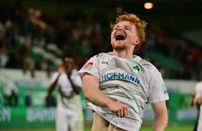 Sport Bilder des Tages 12.04.2024 - Fussball - Saison 2023 2024 - 2. Fussball - Bundesliga - 29. Spieltag: SpVgg Greuther Fürth ( Kleeblatt ) - 1. FC Kaiserslautern Lautern FCK ( Rote Teufel ) - Sportfoto Zink MeZi - xmexzix - DFL regulations prohibit any use of photographs as image sequences and or quasi-video - only for editorial use - Jubel Freude nach Spielende Robert Wagner (22, SpVgg Greuther Fürth ) ballt Faust Fäuste