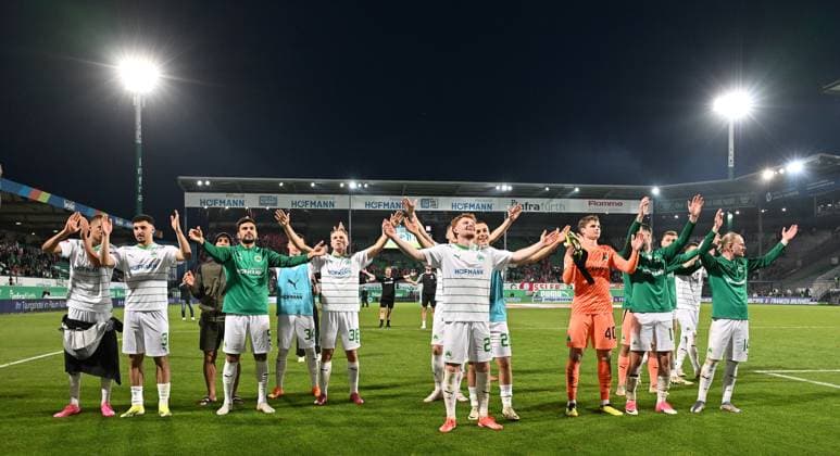 12.04.2024 - Fussball - Saison 2023 2024 - 2. Fussball - Bundesliga - 29. Spieltag: SpVgg Greuther Fürth ( Kleeblatt ) - 1. FC Kaiserslautern Lautern FCK ( Rote Teufel ) - Sportfoto Zink - xwoxzix - DFL regulations prohibit any use of photographs as image sequences and or quasi-video - only for editorial use - Robert Wagner (22, SpVgg Greuther Fürth ) und Mannschaft Team vor Fans Fanblock nach Spielende