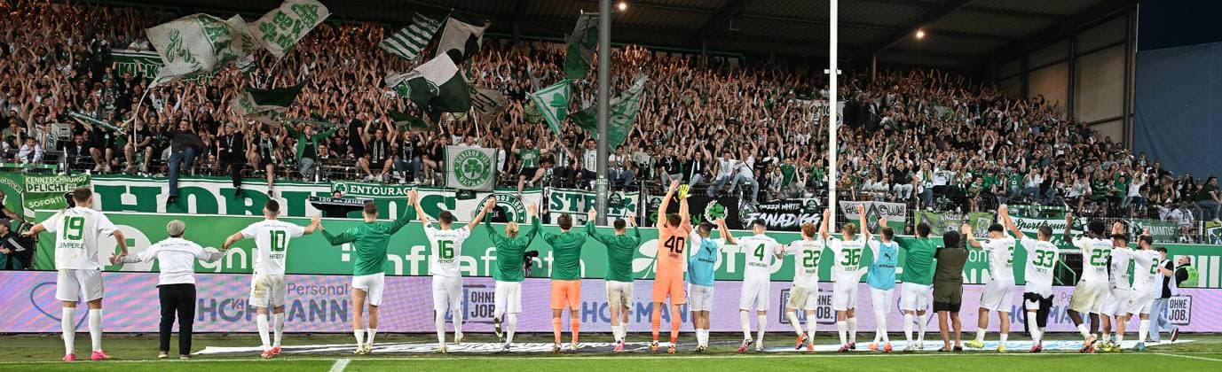 Sport Bilder des Tages 12.04.2024 - Fussball - Saison 2023 2024 - 2. Fussball - Bundesliga - 29. Spieltag: SpVgg Greuther Fürth ( Kleeblatt ) - 1. FC Kaiserslautern Lautern FCK ( Rote Teufel ) - Sportfoto Zink - xwoxzix - DFL regulations prohibit any use of photographs as image sequences and or quasi-video - only for editorial use - Mannschaft Team Jubel Freude Jubelkette vor Fans Fanblock nach Spielende