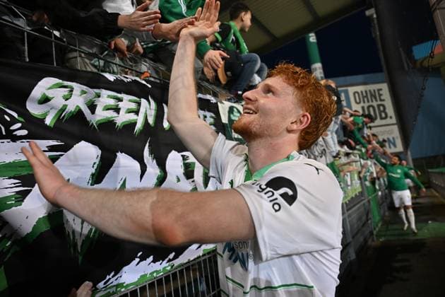 12.04.2024 - Fussball - Saison 2023 2024 - 2. Fussball - Bundesliga - 29. Spieltag: SpVgg Greuther Fürth ( Kleeblatt ) - 1. FC Kaiserslautern Lautern FCK ( Rote Teufel ) - Sportfoto Zink - xwoxzix - DFL regulations prohibit any use of photographs as image sequences and or quasi-video - only for editorial use - Robert Wagner (22, SpVgg Greuther Fürth ) klatscht mit Fans ab