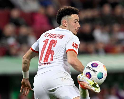 12.04.2024, Fussball 1. Bundesliga 2023 2024, 29.Spieltag, FC Augsburg - 1.FC Union Berlin, in der WWK-Arena Augsburg, Ruben Vargas (FC Augsburg) am Ball.