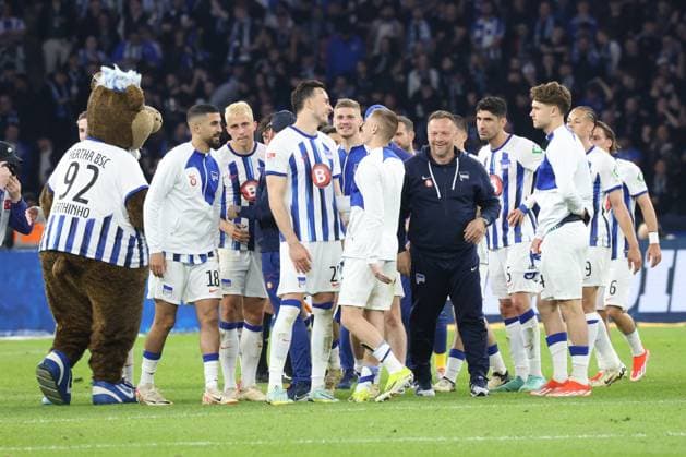 DEU, DFL, 2. FBL, Hertha BSC vs. Hansa Rostock, 12.04.2024, Berliner Olympiastadion, Berlin, DEU, DFL, 2. FBL, Hertha BSC vs. Hansa Rostock, im Bild Cheftrainer Pal Dardai (Hertha BSC Berlin), Hertha-Spielerkreis DFL - regulations prohibit any use of Photographs as image sequences and or quasi-video Foto: Juergen Engler nordphoto GmbH