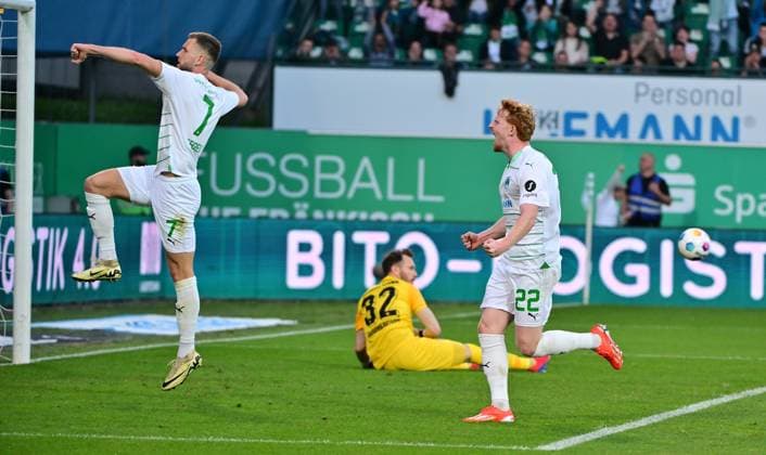 12.04.2024 - Fussball - Saison 2023 2024 - 2. Fussball - Bundesliga - 29. Spieltag: SpVgg Greuther Fürth ( Kleeblatt ) - 1. FC Kaiserslautern Lautern FCK ( Rote Teufel ) - Sportfoto Zink MeZi - xmexzix - DFL regulations prohibit any use of photographs as image sequences and or quasi-video - only for editorial use - Torjubel Jubel Freude nach Treffer Tor Torschuß zum 1:1 durch Robert Wagner (22, SpVgg Greuther Fürth, rechts ) mit Dennis Srbeny (7, SpVgg Greuther Fürth ) - Robin Himmelmann (32, 1. FC Kaiserslautern FCK ) geschlagen