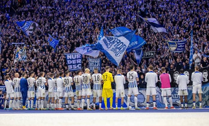 Bilder des Jahres 2024, Sport 04 April Sport Themen der Woche KW15 Sport Bilder des Tages Berlin, 12.04.2024, Fussball, 2.Bundesliga, 29. Spieltag, Hertha BSC - Hansa Rostock, Olympiastadion. Spieler von Hertha BSC bedanken sich bei den Fans. DFL regulations and DFB regulations prohibit any use of photographs as image sequences and or quasi-video, Foto: Andreas Gora Hertha BSC - Hansa Rostock *** Berlin, 12 04 2024, Soccer, 2 Bundesliga, Matchday 29, Hertha BSC Hansa Rostock, Olympiastadion Hertha BSC players thank the fans DFL regulations and DFB regulations prohibit any use of photographs as image sequences and or quasi video, Foto Andreas Gora Hertha BSC Hansa Rostock