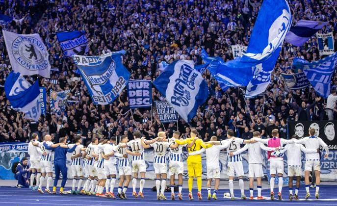 Berlin, 12.04.2024, Fussball, 2.Bundesliga, 29. Spieltag, Hertha BSC - Hansa Rostock, Olympiastadion. Spieler von Hertha BSC bedanken sich bei den Fans. DFL regulations and DFB regulations prohibit any use of photographs as image sequences and or quasi-video, Foto: Andreas Gora Hertha BSC - Hansa Rostock