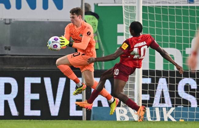 Sport Bilder des Tages 12.04.2024 - Fussball - Saison 2023 2024 - 2. Fussball - Bundesliga - 29. Spieltag: SpVgg Greuther Fürth ( Kleeblatt ) - 1. FC Kaiserslautern Lautern FCK ( Rote Teufel ) - Sportfoto Zink - xwoxzix - DFL regulations prohibit any use of photographs as image sequences and or quasi-video - only for editorial use - Jonas Urbig (40, SpVgg Greuther Fürth ) Dickson Abiama ( 40, 1. FC Kaiserslautern FCK )