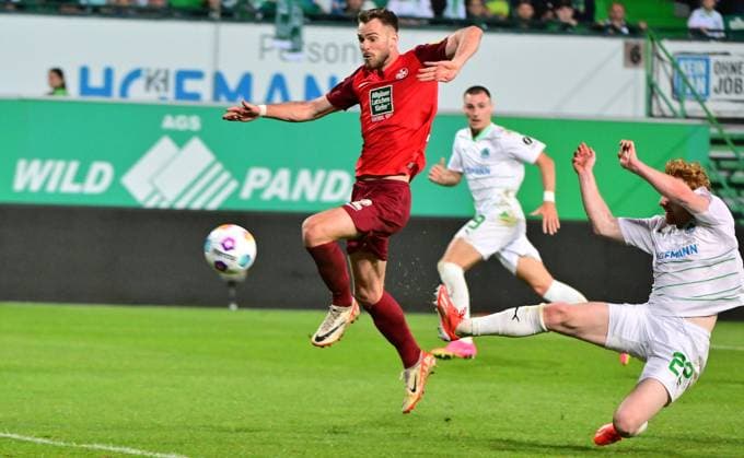 12.04.2024 - Fussball - Saison 2023 2024 - 2. Fussball - Bundesliga - 29. Spieltag: SpVgg Greuther Fürth ( Kleeblatt ) - 1. FC Kaiserslautern Lautern FCK ( Rote Teufel ) - Sportfoto Zink MeZi - xmexzix - DFL regulations prohibit any use of photographs as image sequences and or quasi-video - only for editorial use - Robert Wagner (22, SpVgg Greuther Fürth ) erzielt Treffer Tor Torschuß zum 2:1