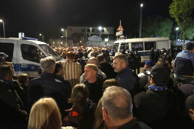 DEU, DFL, 2. FBL, Hertha BSC vs. Hansa Rostock, 12.04.2024, Berliner Olympiastadion, Berlin, DEU, DFL, 2. FBL, Hertha BSC vs. Hansa Rostock, im Bild Polizei verhindert reibungslosen Fanablauf DFL - regulations prohibit any use of Photographs as image sequences and or quasi-video Foto: Juergen Engler nordphoto GmbH