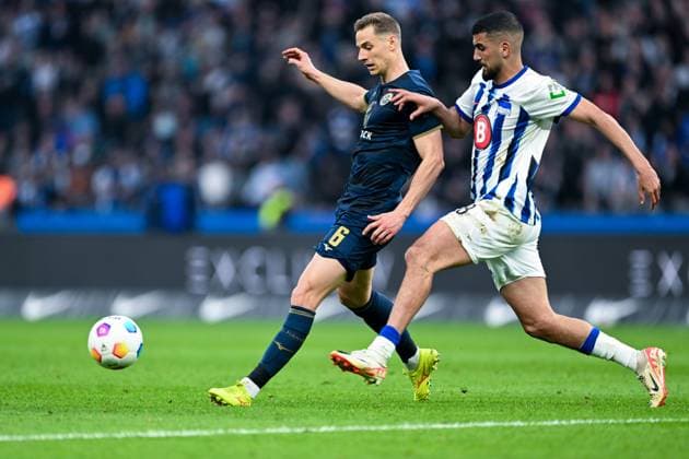 2. Bundesliga - Hertha BSC Berlin - FC Hansa Rostock am 12.04.2024 im Olympiastadion in Berlin Michal Karbownik (Hertha BSC Berlin) im Zweikampf gegen Aymane Barkok (Hertha BSC Berlin)
