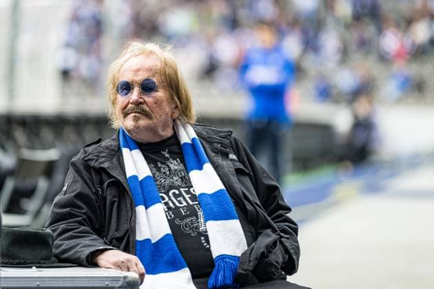 Berlin, Deutschland 12. April 2024: 2. BL - 2023 2024 - Hertha BSC vs. FC Hansa Rostock Im Bild: Frank Zander DFL regulations prohibit any use of photographs as image sequences and or quasi-video.