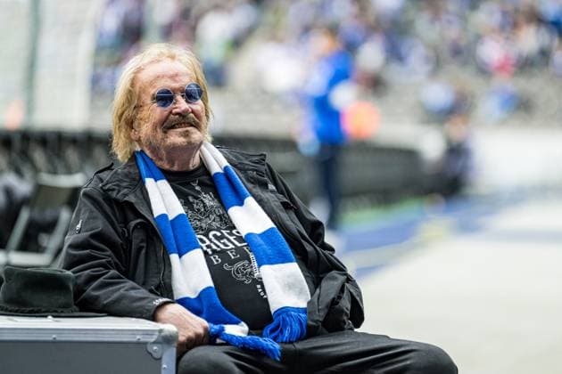 Berlin, Deutschland 12. April 2024: 2. BL - 2023 2024 - Hertha BSC vs. FC Hansa Rostock Im Bild: Frank Zander DFL regulations prohibit any use of photographs as image sequences and or quasi-video.