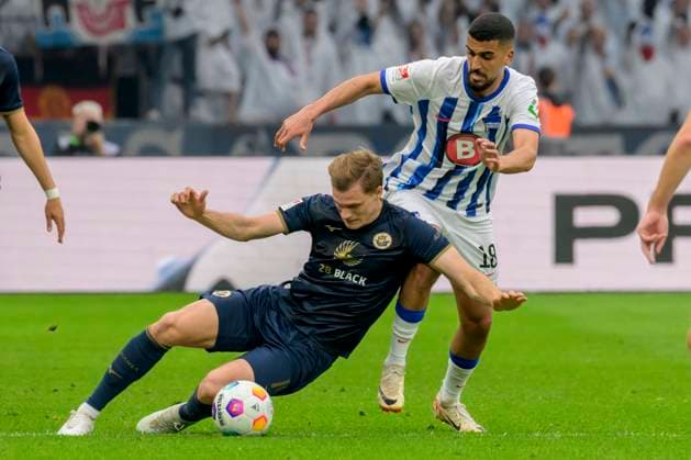 v.l. Svante Ingelsson (FC Hansa Rostock, 14), Aymen Barkok (Hertha BSC, 18), Zweikampf, Action, Kampf, Hertha BSC - FC Hansa Rostock, 2. Bundesliga, Fussball, DFB, Spielzeit 2023 2024, 29. Spieltag, Olympia - Stadion Berlin, DFB DFL REGULATIONS PROHIBIT ANY USE OF PHOTOGRAPHS AS IMAGE SEQUENCES AND OR QUASI-VIDEO, 12.04. 2024,