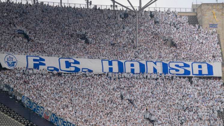 Sport Bilder des Tages FC Hansa Fanblock - Blau Weiss, Hertha BSC - FC Hansa Rostock, 2. Bundesliga, Fussball, DFB, Spielzeit 2023 2024, 29. Spieltag, Olympia - Stadion Berlin, DFB DFL REGULATIONS PROHIBIT ANY USE OF PHOTOGRAPHS AS IMAGE SEQUENCES AND OR QUASI-VIDEO, 12.04. 2024,