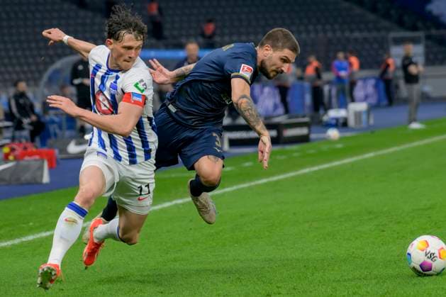 Sport Bilder des Tages v.l. Fabian Reese (Hertha BSC, 11), Konstantinos Stafylidis (FC Hansa Rostock, 03), Zweikampf, Action, Kampf, Hertha BSC - FC Hansa Rostock, 2. Bundesliga, Fussball, DFB, Spielzeit 2023 2024, 29. Spieltag, Olympia - Stadion Berlin, DFB DFL REGULATIONS PROHIBIT ANY USE OF PHOTOGRAPHS AS IMAGE SEQUENCES AND OR QUASI-VIDEO, 12.04. 2024,