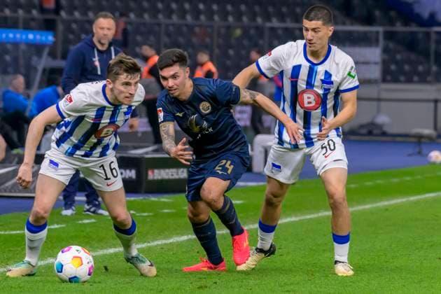 v.l. Jonjoe Kenny (Hertha BSC, 16), John-Patrick Strauss (FC Hansa Rostock, 24), Zweikampf, Action, Kampf, Hertha BSC - FC Hansa Rostock, 2. Bundesliga, Fussball, DFB, Spielzeit 2023 2024, 29. Spieltag, Olympia - Stadion Berlin, DFB DFL REGULATIONS PROHIBIT ANY USE OF PHOTOGRAPHS AS IMAGE SEQUENCES AND OR QUASI-VIDEO, 12.04. 2024,