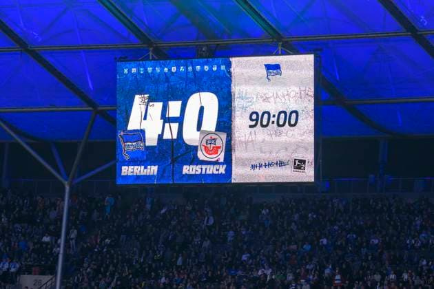 Endstand nach 90 Minuten 4:0, Hertha BSC - FC Hansa Rostock, 2. Bundesliga, Fussball, DFB, Spielzeit 2023 2024, 29. Spieltag, Olympia - Stadion Berlin, DFB DFL REGULATIONS PROHIBIT ANY USE OF PHOTOGRAPHS AS IMAGE SEQUENCES AND OR QUASI-VIDEO, 12.04. 2024,