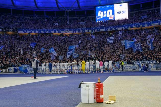 Die Mannschaft feiert mit den Fans in der Ostkurve, Freude, Jubel, Sieg, Endstand 4:0, Hertha BSC - FC Hansa Rostock, 2. Bundesliga, Fussball, DFB, Spielzeit 2023 2024, 29. Spieltag, Olympia - Stadion Berlin, DFB DFL REGULATIONS PROHIBIT ANY USE OF PHOTOGRAPHS AS IMAGE SEQUENCES AND OR QUASI-VIDEO, 12.04. 2024,