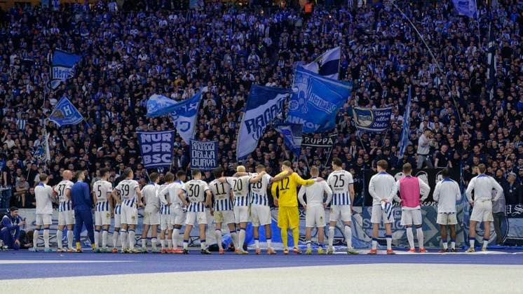 Die Mannschaft feiert mit den Fans in der Ostkurve, Freude, Jubel, Sieg, Endstand 4:0, Hertha BSC - FC Hansa Rostock, 2. Bundesliga, Fussball, DFB, Spielzeit 2023 2024, 29. Spieltag, Olympia - Stadion Berlin, DFB DFL REGULATIONS PROHIBIT ANY USE OF PHOTOGRAPHS AS IMAGE SEQUENCES AND OR QUASI-VIDEO, 12.04. 2024,