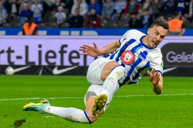 Haris Tabakovic (Hertha BSC, 25), voller Einsatz, Hertha BSC - FC Hansa Rostock, 2. Bundesliga, Fussball, DFB, Spielzeit 2023 2024, 29. Spieltag, Olympia - Stadion Berlin, DFB DFL REGULATIONS PROHIBIT ANY USE OF PHOTOGRAPHS AS IMAGE SEQUENCES AND OR QUASI-VIDEO, 12.04. 2024,