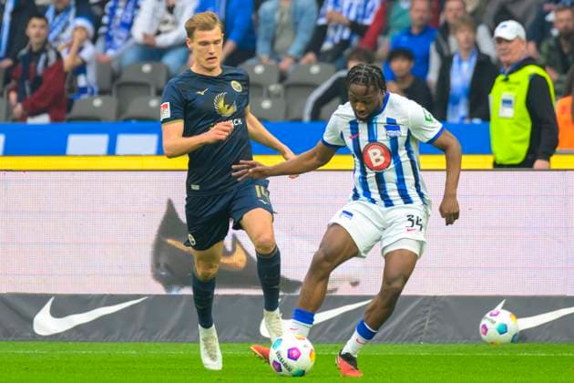 v.l. Svante Ingelsson (FC Hansa Rostock, 14), Deyovaisio Zeefuik (Hertha BSC, 34), Zweikampf, Action, Kampf, Hertha BSC - FC Hansa Rostock, 2. Bundesliga, Fussball, DFB, Spielzeit 2023 2024, 29. Spieltag, Olympia - Stadion Berlin, DFB DFL REGULATIONS PROHIBIT ANY USE OF PHOTOGRAPHS AS IMAGE SEQUENCES AND OR QUASI-VIDEO, 12.04. 2024,
