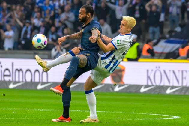 v.l. Junior Brumado (FC Hansa Rostock, 49), Marc Oliver Kempf (Hertha BSC, 20), Zweikampf, Action, Kampf, Hertha BSC - FC Hansa Rostock, 2. Bundesliga, Fussball, DFB, Spielzeit 2023 2024, 29. Spieltag, Olympia - Stadion Berlin, DFB DFL REGULATIONS PROHIBIT ANY USE OF PHOTOGRAPHS AS IMAGE SEQUENCES AND OR QUASI-VIDEO, 12.04. 2024,