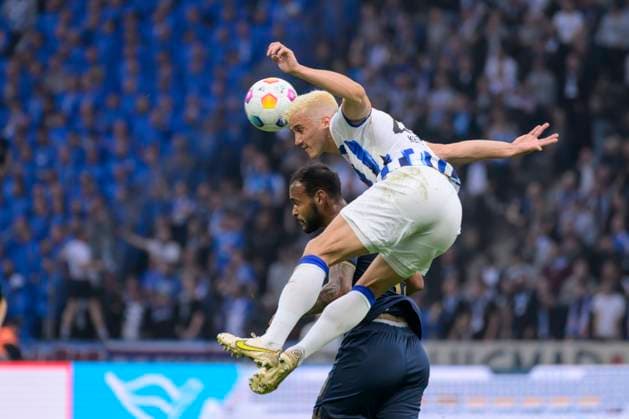 v.l. Junior Brumado (FC Hansa Rostock, 49), Marc Oliver Kempf (Hertha BSC, 20), Zweikampf, Action, Kampf, Hertha BSC - FC Hansa Rostock, 2. Bundesliga, Fussball, DFB, Spielzeit 2023 2024, 29. Spieltag, Olympia - Stadion Berlin, DFB DFL REGULATIONS PROHIBIT ANY USE OF PHOTOGRAPHS AS IMAGE SEQUENCES AND OR QUASI-VIDEO, 12.04. 2024,