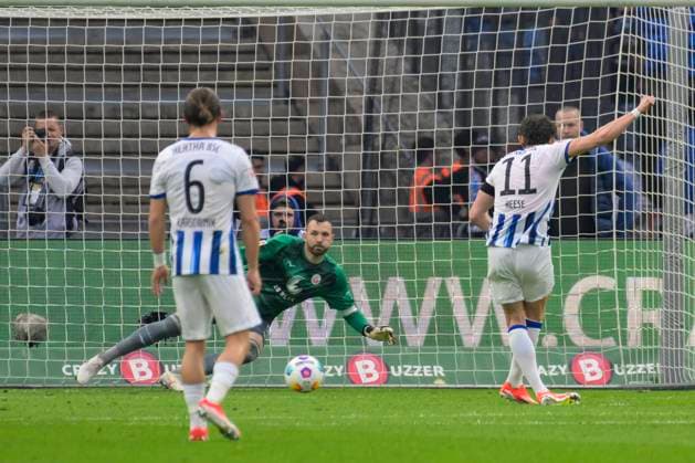 v.l. Michal Karbownik (Hertha BSC, 06), Markus Kolke (FC Hansa Rostock, 01), Fabian Reese (Hertha BSC, 11), schiesst, trifft mit Elfmeter zum 2:0, Tor, Hertha BSC - FC Hansa Rostock, 2. Bundesliga, Fussball, DFB, Spielzeit 2023 2024, 29. Spieltag, Olympia - Stadion Berlin, DFB DFL REGULATIONS PROHIBIT ANY USE OF PHOTOGRAPHS AS IMAGE SEQUENCES AND OR QUASI-VIDEO, 12.04. 2024,