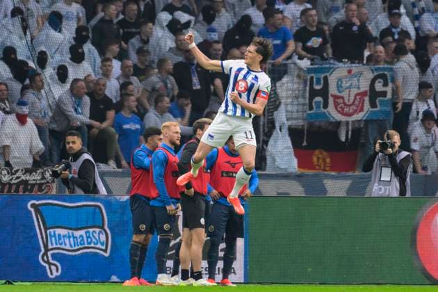 Fabian Reese (Hertha BSC, 11), schiesst, trifft mit Elfmeter zum 2:0, Tor, Tor, Treffer, Jubel, Torjubel, Freude, Begeisterung, Hertha BSC - FC Hansa Rostock, 2. Bundesliga, Fussball, DFB, Spielzeit 2023 2024, 29. Spieltag, Olympia - Stadion Berlin, DFB DFL REGULATIONS PROHIBIT ANY USE OF PHOTOGRAPHS AS IMAGE SEQUENCES AND OR QUASI-VIDEO, 12.04. 2024,