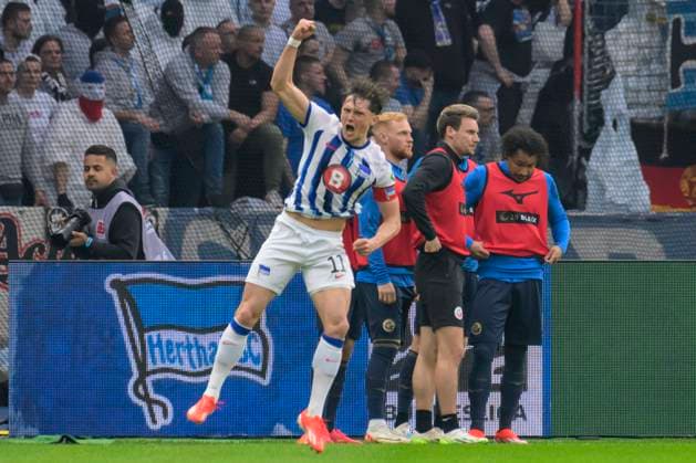 Fabian Reese (Hertha BSC, 11), schiesst, trifft mit Elfmeter zum 2:0, Tor, Tor, Treffer, Jubel, Torjubel, Freude, Begeisterung, Hertha BSC - FC Hansa Rostock, 2. Bundesliga, Fussball, DFB, Spielzeit 2023 2024, 29. Spieltag, Olympia - Stadion Berlin, DFB DFL REGULATIONS PROHIBIT ANY USE OF PHOTOGRAPHS AS IMAGE SEQUENCES AND OR QUASI-VIDEO, 12.04. 2024,