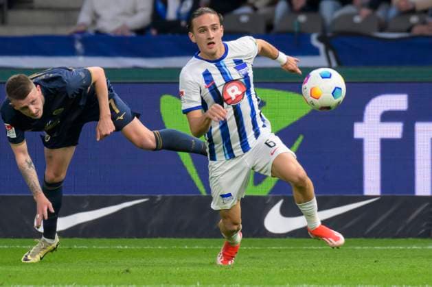 v.l. Nico Neidhart (FC Hansa Rostock, 07), Michal Karbownik (Hertha BSC, 06), Zweikampf, Action, Kampf, Hertha BSC - FC Hansa Rostock, 2. Bundesliga, Fussball, DFB, Spielzeit 2023 2024, 29. Spieltag, Olympia - Stadion Berlin, DFB DFL REGULATIONS PROHIBIT ANY USE OF PHOTOGRAPHS AS IMAGE SEQUENCES AND OR QUASI-VIDEO, 12.04. 2024,
