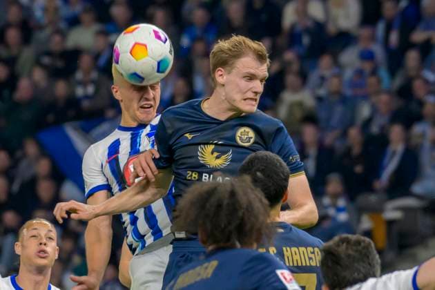 v.l. Marc Oliver Kempf (Hertha BSC, 20), Svante Ingelsson (FC Hansa Rostock, 14), Zweikampf, Action, Kampf, Hertha BSC - FC Hansa Rostock, 2. Bundesliga, Fussball, DFB, Spielzeit 2023 2024, 29. Spieltag, Olympia - Stadion Berlin, DFB DFL REGULATIONS PROHIBIT ANY USE OF PHOTOGRAPHS AS IMAGE SEQUENCES AND OR QUASI-VIDEO, 12.04. 2024,