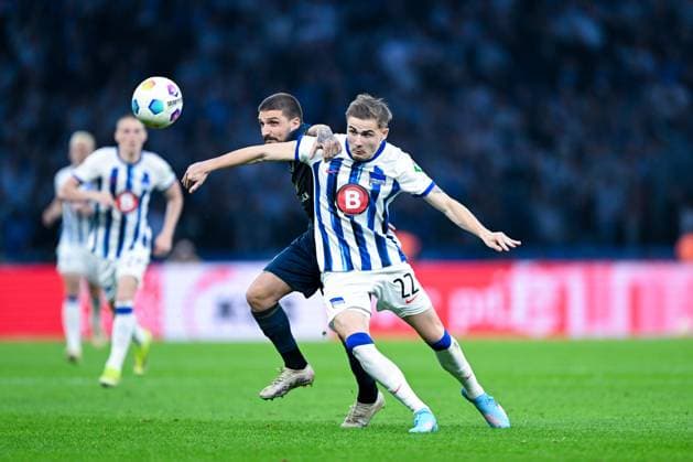 2. Bundesliga - Hertha BSC Berlin - FC Hansa Rostock am 12.04.2024 im Olympiastadion in Berlin Marten Winkler (Hertha BSC Berlin) im Zweikampf gegen Agustin Rogel (Hertha BSC Berlin).