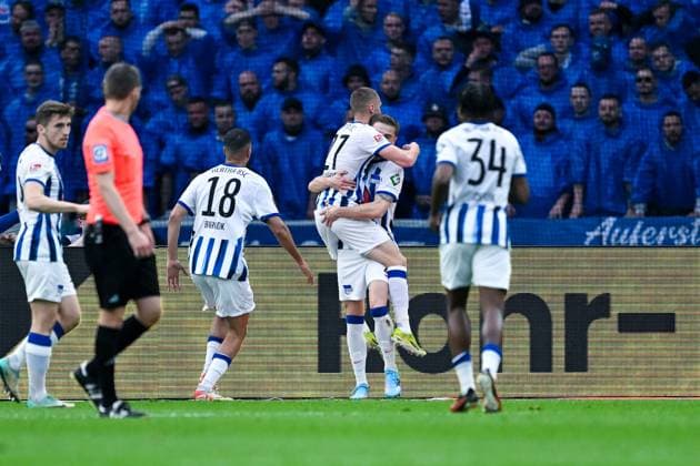 2. Bundesliga - Hertha BSC Berlin - FC Hansa Rostock am 12.04.2024 im Olympiastadion in Berlin Jubel, Torjubel, Torschuetze, Torschütze Palko Dardai (Hertha BSC Berlin) jueblt nach seinem Tor zum 1:0.