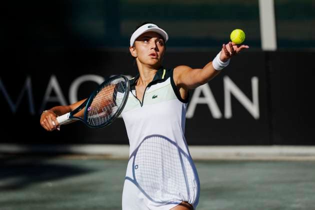 Sport Themen der Woche KW15 Sport Bilder des Tages April 12, 2024, Amelia Island, Florida, USA: Jaqueline Cristian of Romania serves against Elina Svitolina of Ukraine during the second singles match of the Billie Jean King Cup at Amelia Island, Florida. Svitolina won the match 6-3, 7-5 to give Ukraine a 2-0 lead after the first day of competition. Amelia Island USA - ZUMAd212 20240412_zsp_d212_045 Copyright: xRichardxDolex