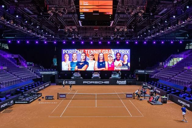 Der Platz und die leere Halle vor dem Start Porsche Tennis Grand Prix GP Stuttgart 2024, Porsche-Arena, 13.04.2024 GER Porsche Tennis Grand Prix GP Stuttgart 2024 Porsche-Arena, 13.04.2024 Stuttgart Copyright: xEibner-Pressefoto RogerxBuerkex EP