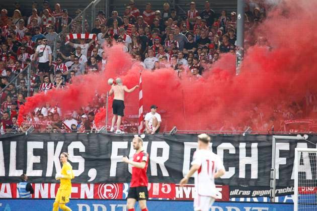 13.04.2024, xavx, Fussball 2.Bundesliga, SV Wehen Wiesbaden - Fortuna Düsseldorf emspor, v.l. Zuschauer, Fans, Fahnen, Ultras, Schals zünden Rauchtöpfe, Pyrotechnik, Pyro (DFL DFB REGULATIONS PROHIBIT ANY USE OF PHOTOGRAPHS as IMAGE SEQUENCES and or QUASI-VIDEO) Wiesbaden
