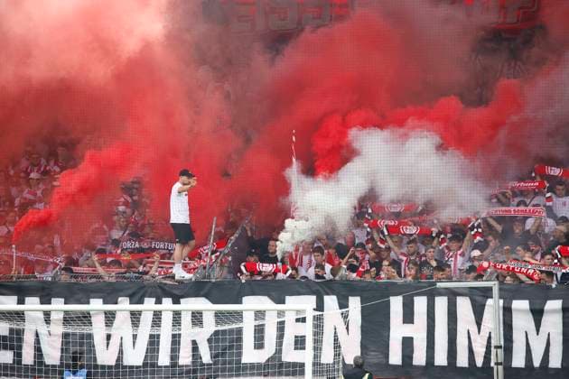 13.04.2024, xavx, Fussball 2.Bundesliga, SV Wehen Wiesbaden - Fortuna Düsseldorf emspor, v.l. Zuschauer, Fans, Fahnen, Ultras, Schals zünden Rauchtöpfe, Pyrotechnik, Pyro (DFL DFB REGULATIONS PROHIBIT ANY USE OF PHOTOGRAPHS as IMAGE SEQUENCES and or QUASI-VIDEO) Wiesbaden