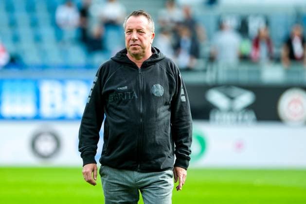 Markus Kauczinski (SV Wehen Wiesbaden, Trainer), GER, SV Wehen Wiesbaden vs. Fortuna Duesseldorf, Fussball, 2. Bundesliga, 29. Spieltag, Spielzeit 2023 2024, 13.04.2024. DFL REGULATIONS PROHIBIT ANY USE OF PHOTOGRAPHS AS IMAGE SEQUENCES AND OR QUASI-VIDEO GER, SV Wehen Wiesbaden vs. Fortuna Duesseldorf, Fussball, 2. Bundesliga, 29. Spieltag, Spielzeit 2023 2024, 13.04.2024. Wiesbaden