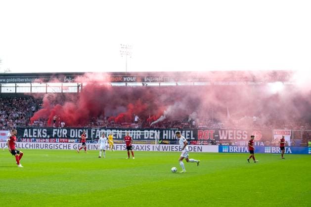 Pyrotechnik im Fan Block von Fortuna Duesseldorf, GER, SV Wehen Wiesbaden vs. Fortuna Duesseldorf, Fussball, 2. Bundesliga, 29. Spieltag, Spielzeit 2023 2024, 13.04.2024. DFL REGULATIONS PROHIBIT ANY USE OF PHOTOGRAPHS AS IMAGE SEQUENCES AND OR QUASI-VIDEO GER, SV Wehen Wiesbaden vs. Fortuna Duesseldorf, Fussball, 2. Bundesliga, 29. Spieltag, Spielzeit 2023 2024, 13.04.2024. Wiesbaden