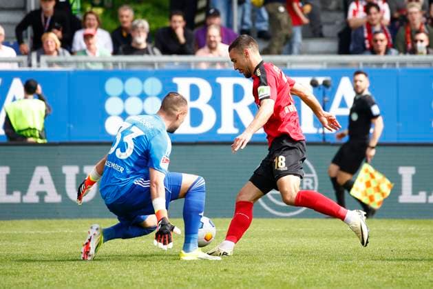 13.04.2024, xavx, Fussball 2.Bundesliga, SV Wehen Wiesbaden - Fortuna Düsseldorf emspor, v.l. Torwart Florian Kastenmeier (Fortuna Düsseldorf), Ivan Prtajin (SV Wehen Wiesbaden) (DFL DFB REGULATIONS PROHIBIT ANY USE OF PHOTOGRAPHS as IMAGE SEQUENCES and or QUASI-VIDEO) Wiesbaden