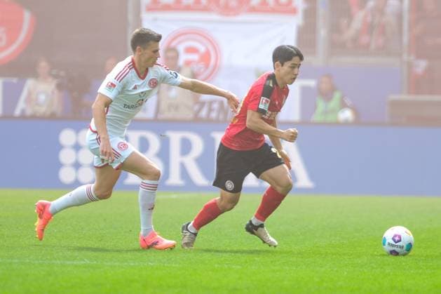 Yannik Engelhardt (Fortuna Duesseldorf, 06) im Zweikampf mit Hyunju Lee (SV Wehen Wiesbaden, 20), GER, SV Wehen Wiesbaden vs. Fortuna Duesseldorf, Fussball, 2. Bundesliga, 29. Spieltag, Spielzeit 2023 2024, 13.04.2024. DFL REGULATIONS PROHIBIT ANY USE OF PHOTOGRAPHS AS IMAGE SEQUENCES AND OR QUASI-VIDEO GER, SV Wehen Wiesbaden vs. Fortuna Duesseldorf, Fussball, 2. Bundesliga, 29. Spieltag, Spielzeit 2023 2024, 13.04.2024. Wiesbaden
