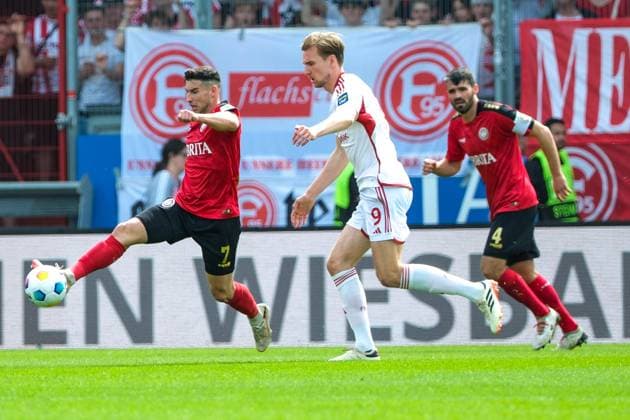 Robin Heußer (SV Wehen Wiesbaden, 7) im Zweikampf mit Vincent Vermeij (Fortuna Duesseldorf, 09), GER, SV Wehen Wiesbaden vs. Fortuna Duesseldorf, Fussball, 2. Bundesliga, 29. Spieltag, Spielzeit 2023 2024, 13.04.2024. DFL REGULATIONS PROHIBIT ANY USE OF PHOTOGRAPHS AS IMAGE SEQUENCES AND OR QUASI-VIDEO GER, SV Wehen Wiesbaden vs. Fortuna Duesseldorf, Fussball, 2. Bundesliga, 29. Spieltag, Spielzeit 2023 2024, 13.04.2024. Wiesbaden
