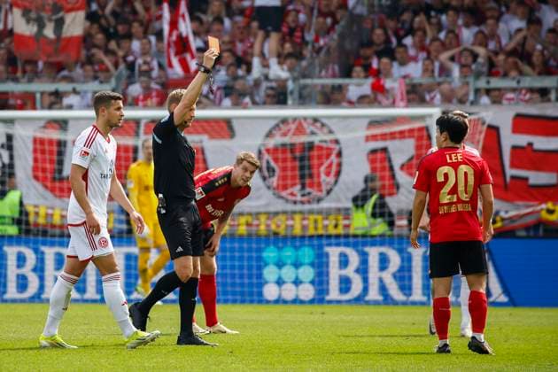 13.04.2024, xavx, Fussball 2.Bundesliga, SV Wehen Wiesbaden - Fortuna Düsseldorf emspor, v.l. Referee Schiedsrichter Timo Gerach zeigt die Rote Karte fuer, shows red card to Hyun-ju Lee (SV Wehen Wiesbaden) (DFL DFB REGULATIONS PROHIBIT ANY USE OF PHOTOGRAPHS as IMAGE SEQUENCES and or QUASI-VIDEO) Wiesbaden
