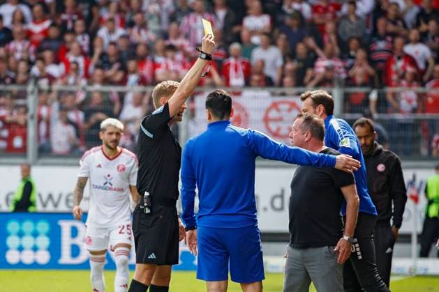 13.04.2024, xavx, Fussball 2.Bundesliga, SV Wehen Wiesbaden - Fortuna Düsseldorf emspor, v.l. Referee Schiedsrichter Timo Gerach zeigt die Gelbe Karte fuer, shows yellow card to Trainer Markus Kauczinski (SV Wehen Wiesbaden) (DFL DFB REGULATIONS PROHIBIT ANY USE OF PHOTOGRAPHS as IMAGE SEQUENCES and or QUASI-VIDEO) Wiesbaden