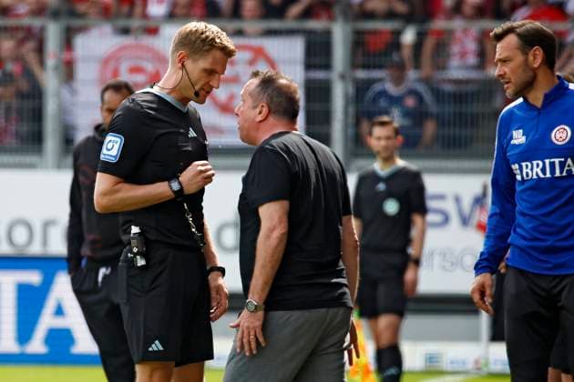 13.04.2024, xavx, Fussball 2.Bundesliga, SV Wehen Wiesbaden - Fortuna Düsseldorf emspor, v.l. Referee Schiedsrichter Timo Gerach gibt Anweisungen, gestikuliert, mit den Armen gestikulieren, gives instructions, gesticulate. Trainer Markus Kauczinski (SV Wehen Wiesbaden) (DFL DFB REGULATIONS PROHIBIT ANY USE OF PHOTOGRAPHS as IMAGE SEQUENCES and or QUASI-VIDEO) Wiesbaden
