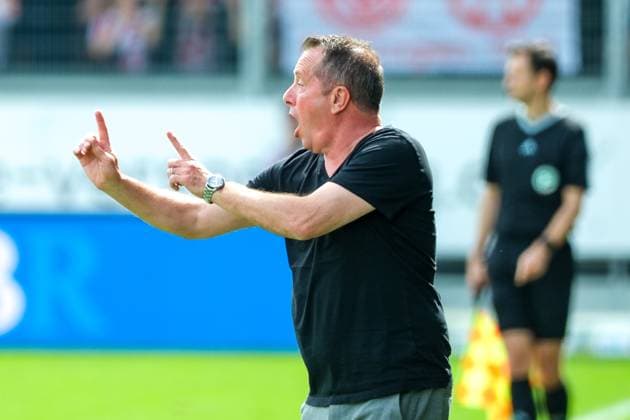 Markus Kauczinski (SV Wehen Wiesbaden, Trainer) Gestik, Mimik, Emotionen, GER, SV Wehen Wiesbaden vs. Fortuna Duesseldorf, Fussball, 2. Bundesliga, 29. Spieltag, Spielzeit 2023 2024, 13.04.2024. DFL REGULATIONS PROHIBIT ANY USE OF PHOTOGRAPHS AS IMAGE SEQUENCES AND OR QUASI-VIDEO GER, SV Wehen Wiesbaden vs. Fortuna Duesseldorf, Fussball, 2. Bundesliga, 29. Spieltag, Spielzeit 2023 2024, 13.04.2024. Wiesbaden
