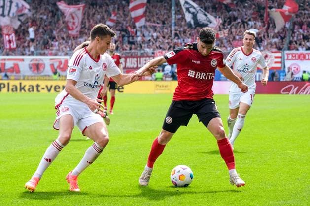 Yannik Engelhardt (Fortuna Duesseldorf, 06) im Zweikampf mit Robin Heußer (SV Wehen Wiesbaden, 7), GER, SV Wehen Wiesbaden vs. Fortuna Duesseldorf, Fussball, 2. Bundesliga, 29. Spieltag, Spielzeit 2023 2024, 13.04.2024. DFL REGULATIONS PROHIBIT ANY USE OF PHOTOGRAPHS AS IMAGE SEQUENCES AND OR QUASI-VIDEO GER, SV Wehen Wiesbaden vs. Fortuna Duesseldorf, Fussball, 2. Bundesliga, 29. Spieltag, Spielzeit 2023 2024, 13.04.2024. Wiesbaden